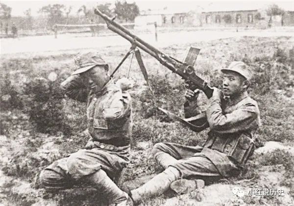 八路军帽子上的"两粒扣",有什么作用?看完就知道有多高明了