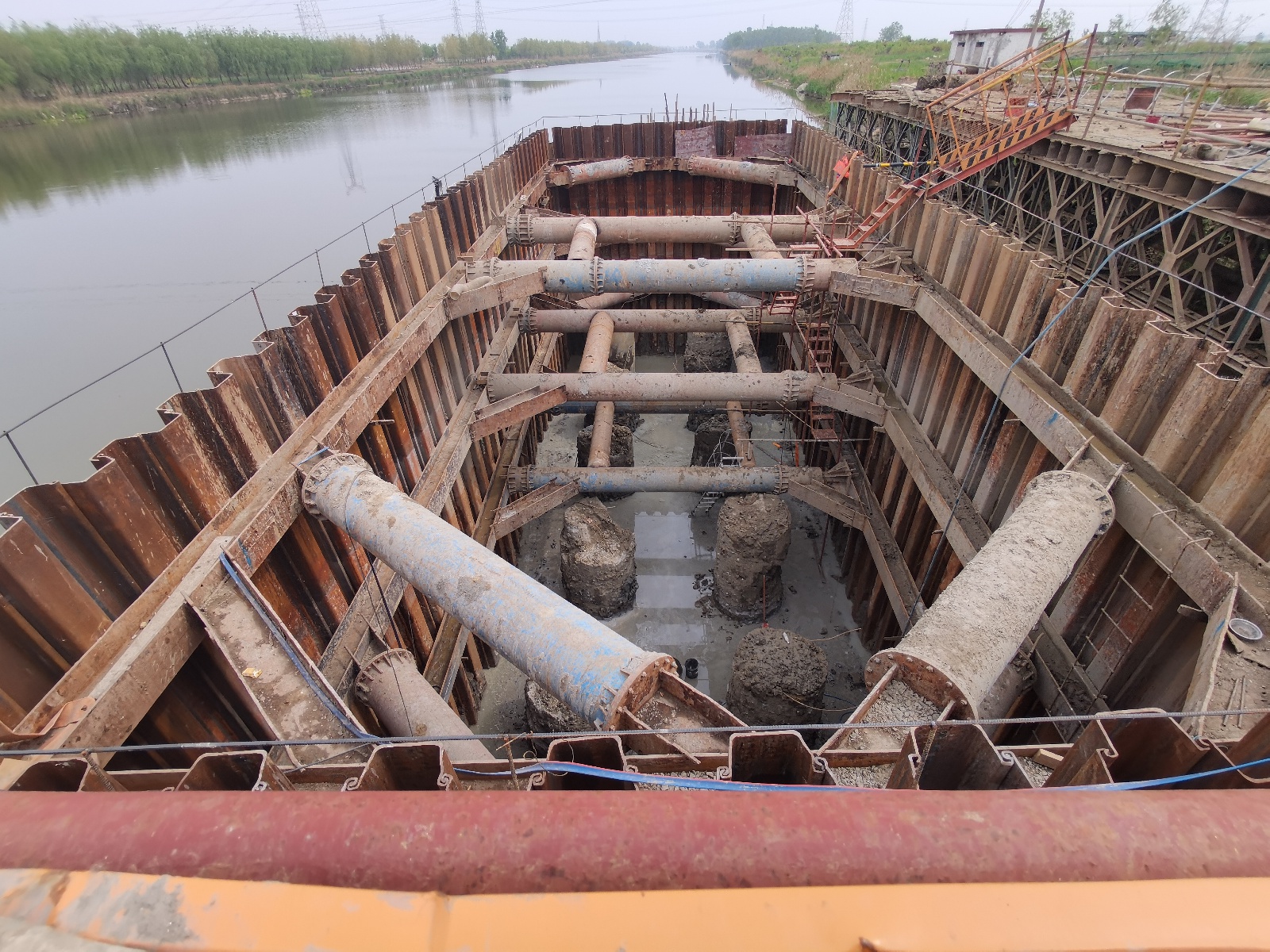 江苏海建公司赣榆南环段路基桥涵工程完成封底混凝土浇筑