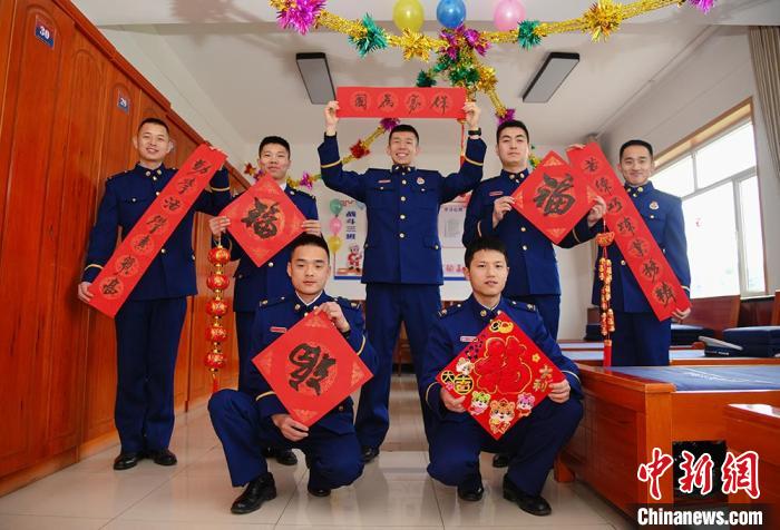 甘肃消防人员守护古建筑 坚守岗位迎新春
