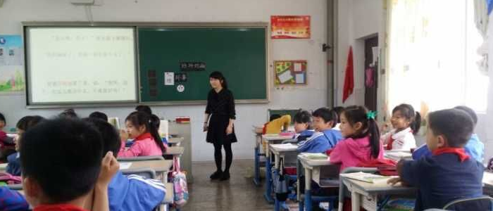 雷云拍着大手仿写拟人句怎么写呢?