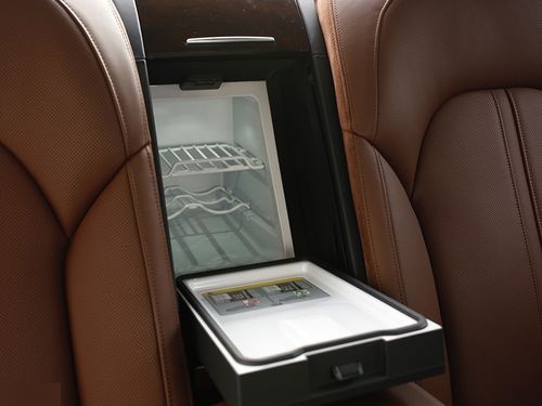 奥迪 a6l 车上隐藏的小冰箱怎么样