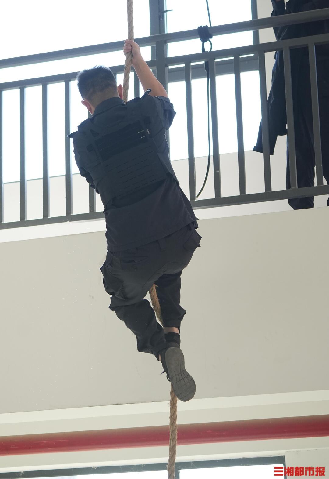 "00后"女特警手起靶落六发六中!