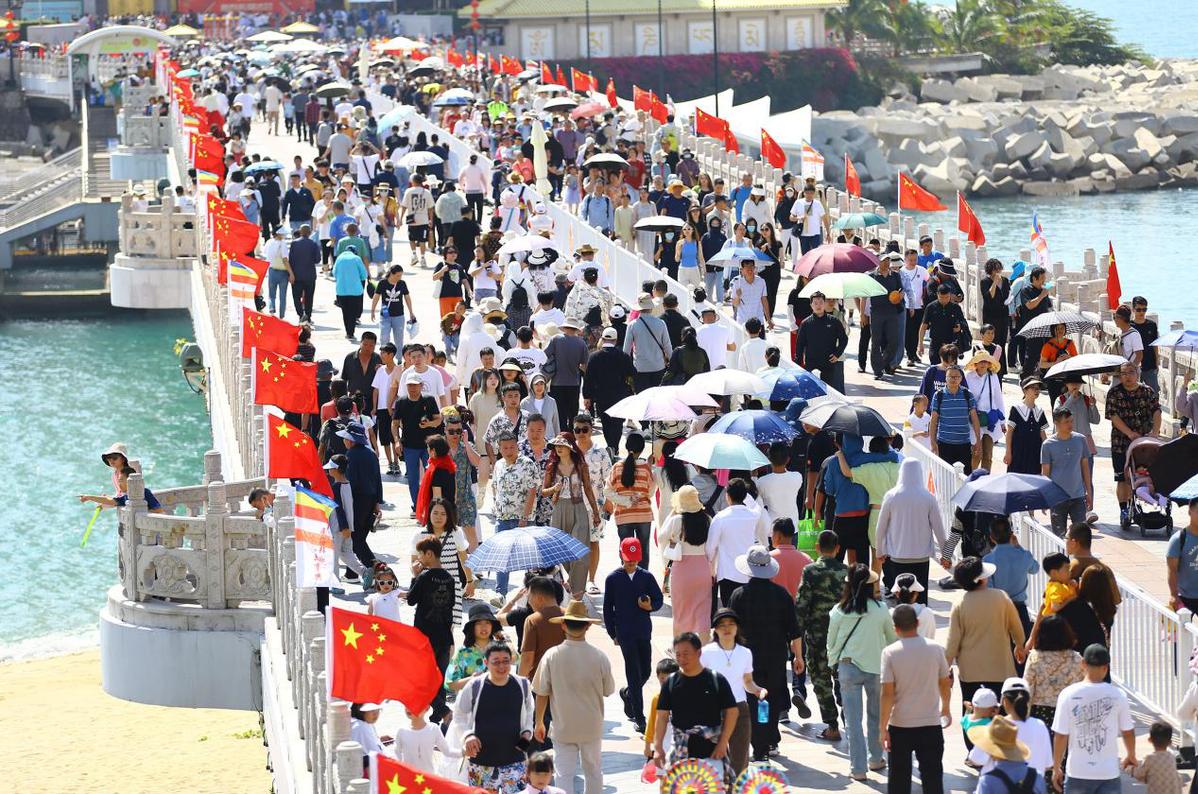 三亚南山文化旅游区 春节假期人潮涌动