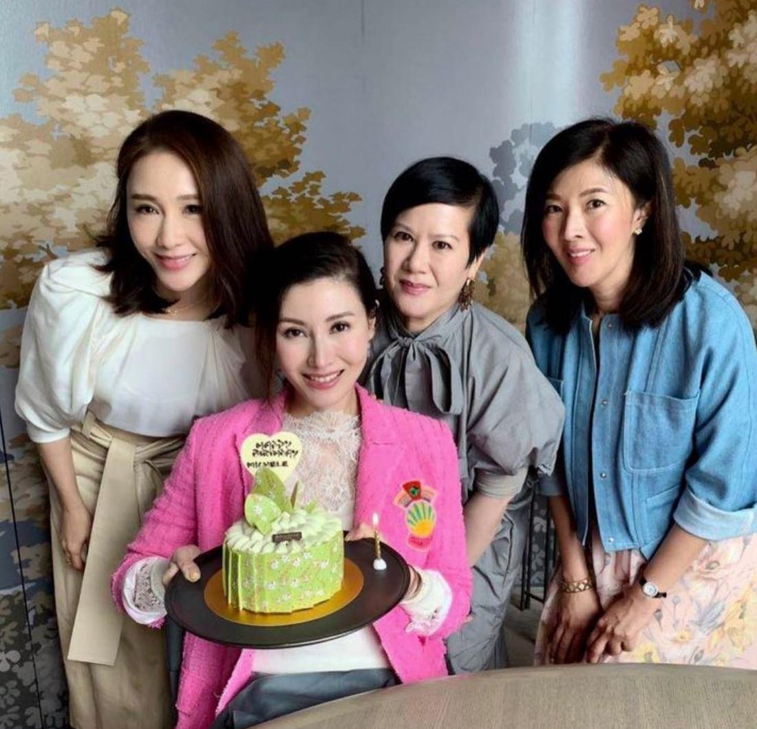 徐子淇打扮优雅出席晚宴,与众名媛合照站中间,李嘉欣同框站边上