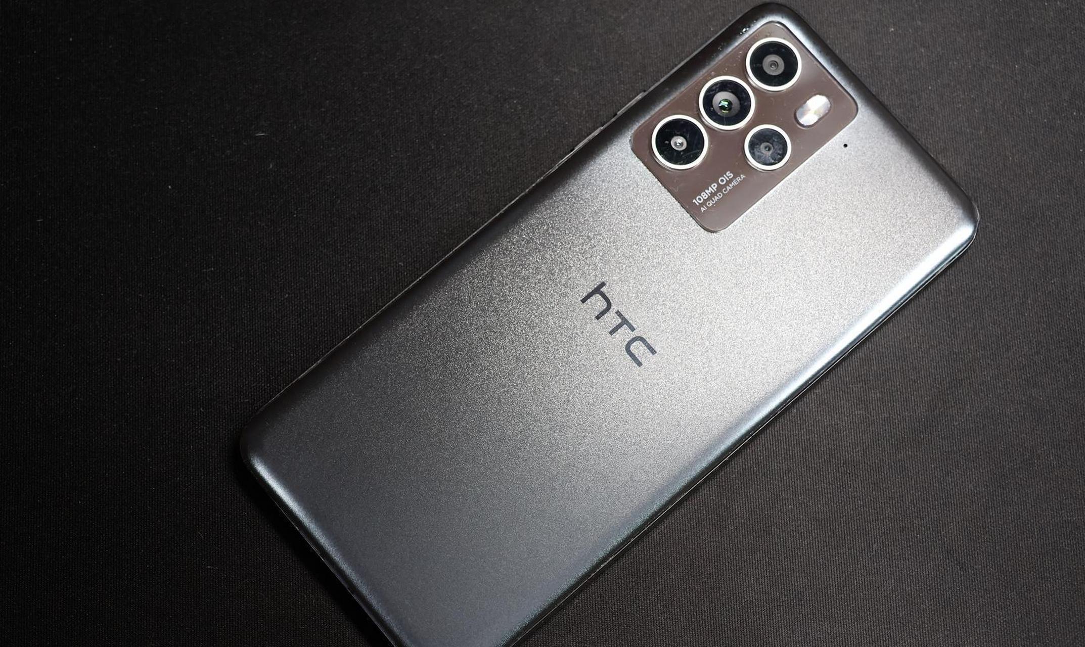 时隔三年,htc手机要回归了,5.18发新机,曝光的配置一般:居中单孔直屏,