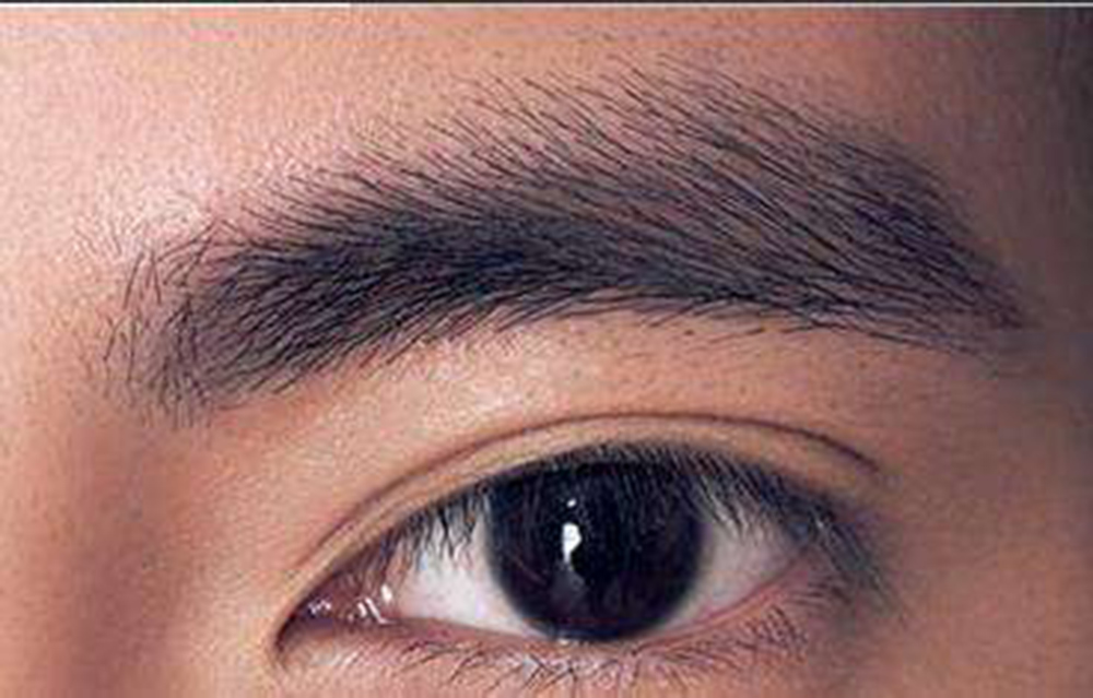 2,眉毛比较稀疏的男士