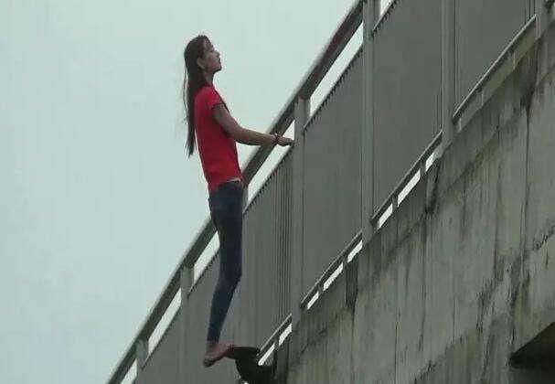 福州一女子酒后跳桥轻生 民警边跑边搜半小时救人