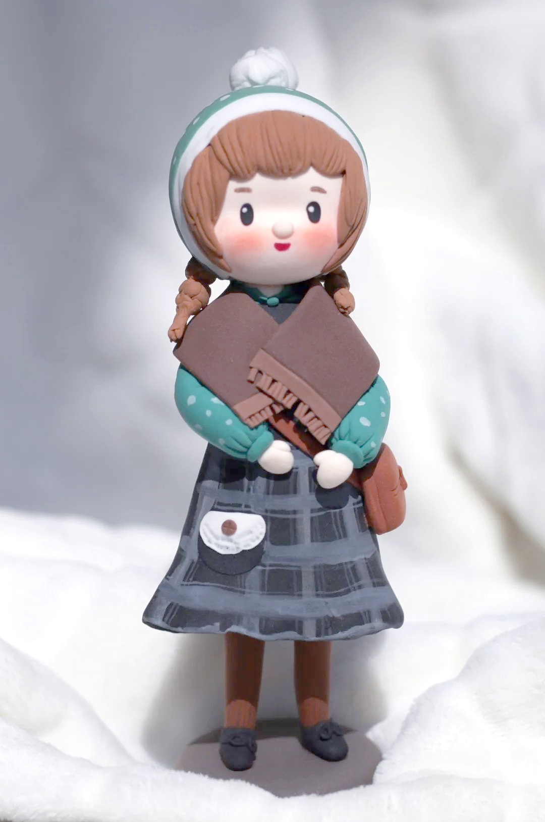 冬日温暖:超轻粘土女孩的诞生与灵感世界