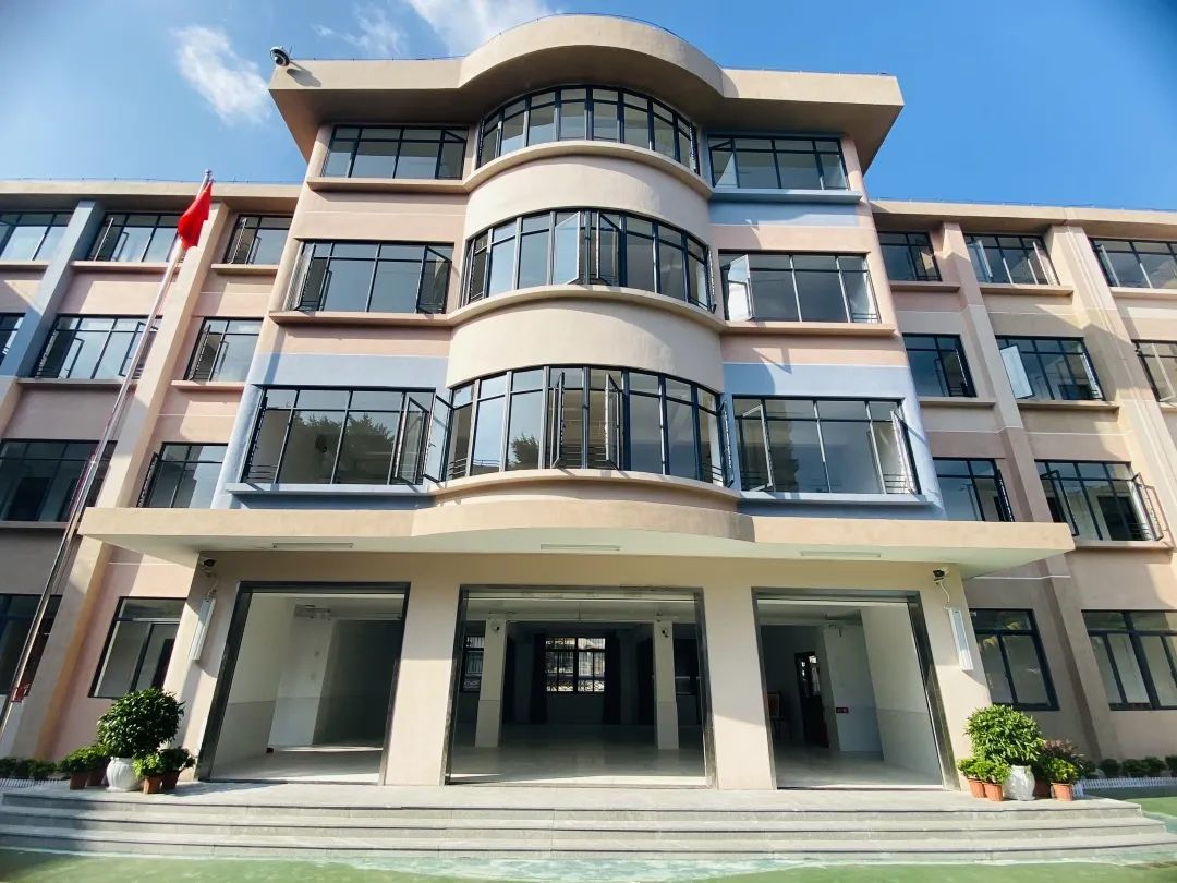 经改造,如今幼儿园教学楼外墙,走廊,门窗焕然一新.