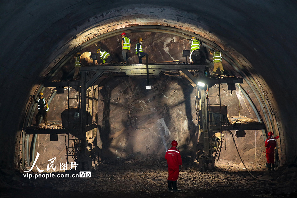 四川宜宾:仁沐新高速五指山特长隧道左线贯通