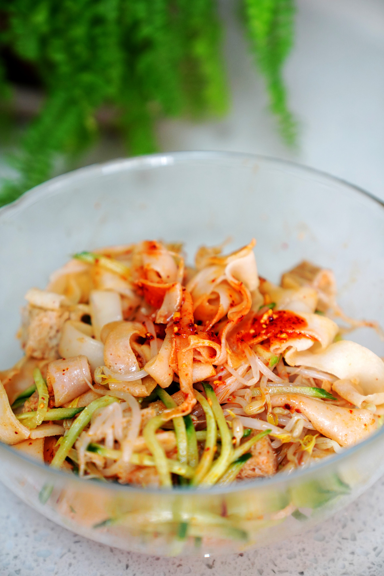 夏天最爱吃的拌凉皮,这做法不用洗面不用蒸,吃着劲道一点也不糟