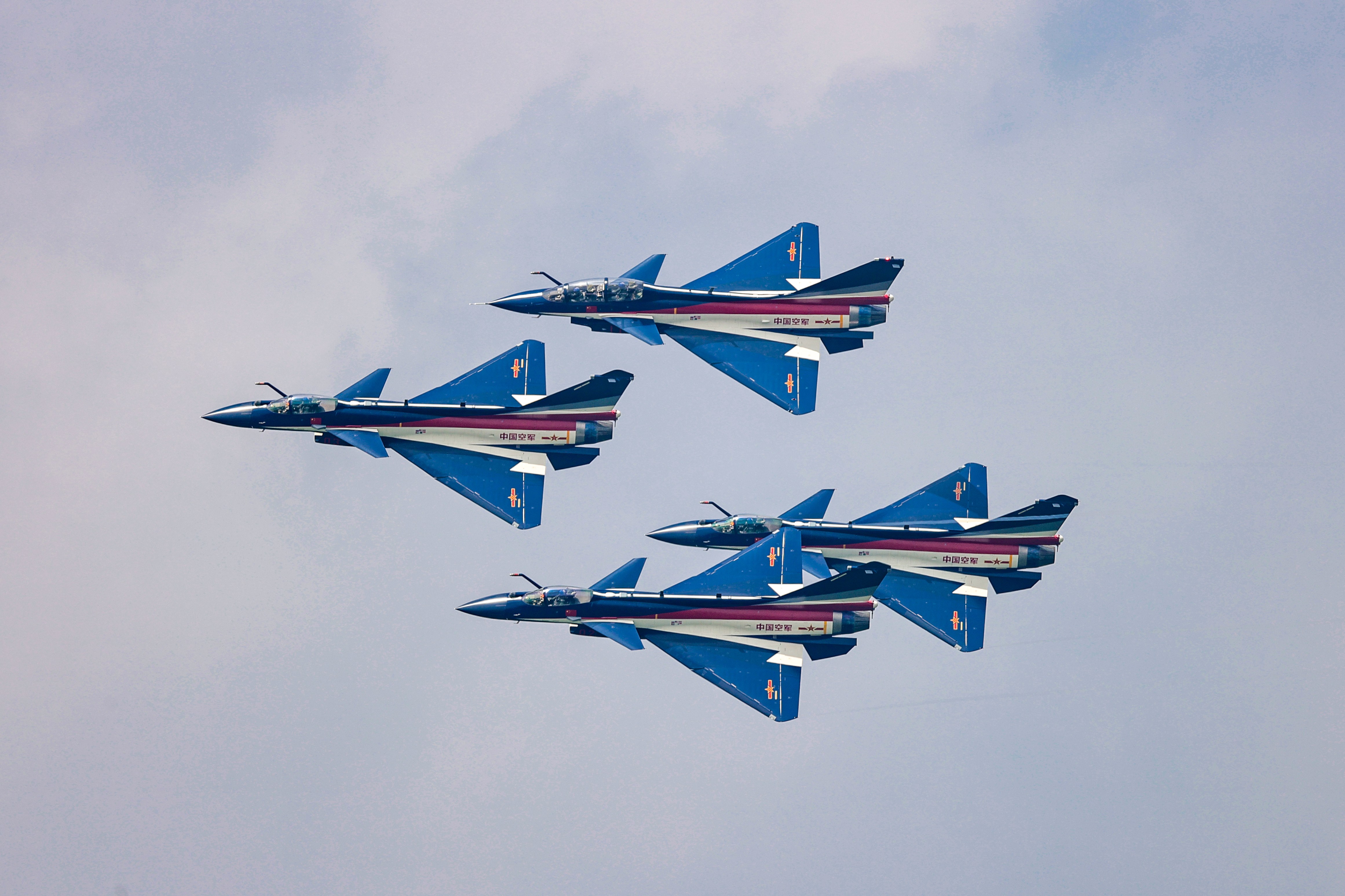 (图文互动)空军八一飞行表演队换装歼-10c后国内首次公开亮相