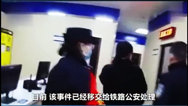 女子殴打列车长致口鼻流血,后脱光衣服撒泼,警方:有精神病史