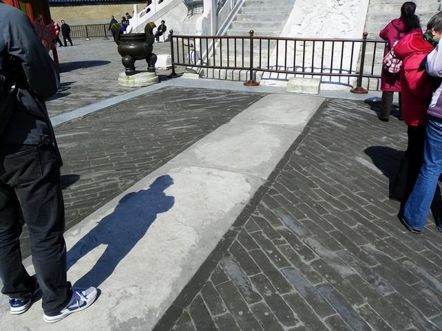 皇穹宇殿前的奇妙之石:欣赏天坛公园三音石的魅力