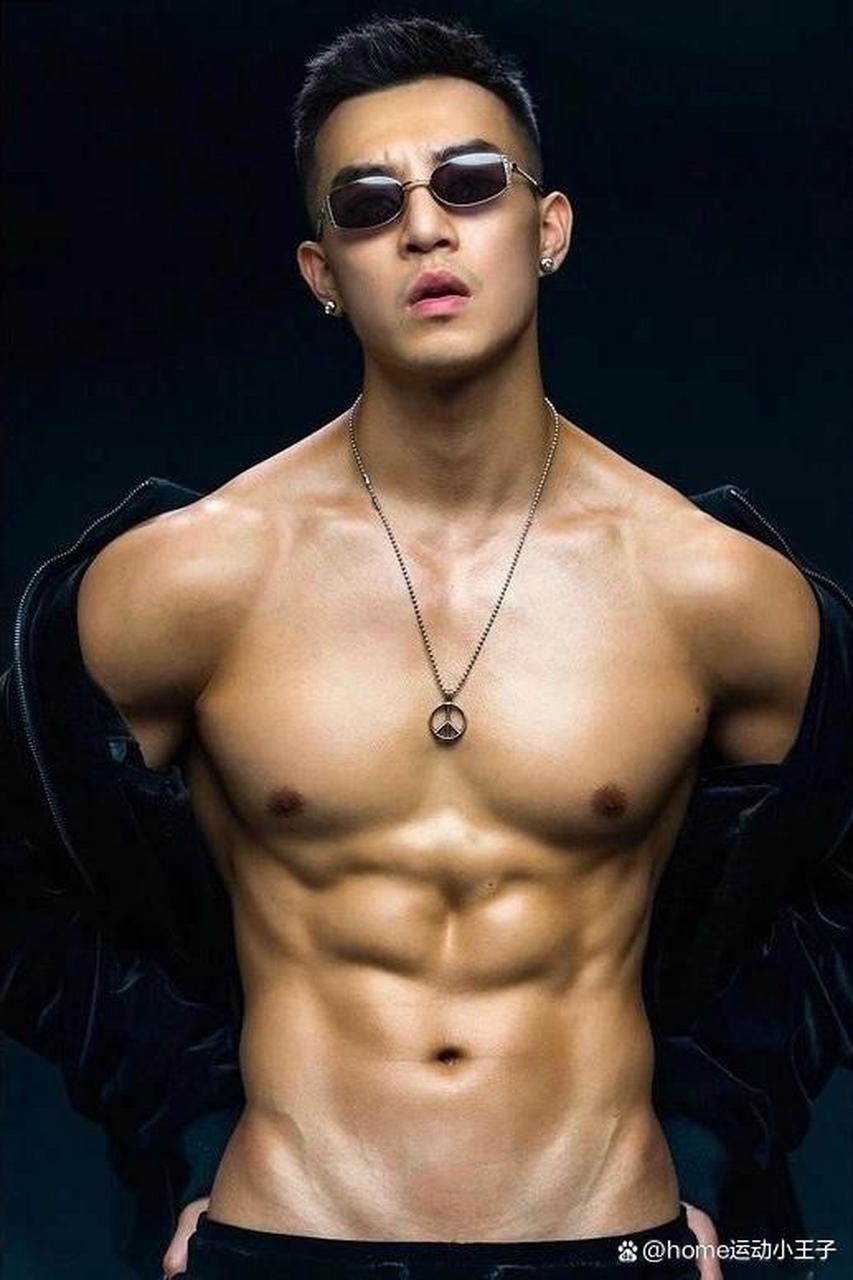 痞帅肌肉男秀身材