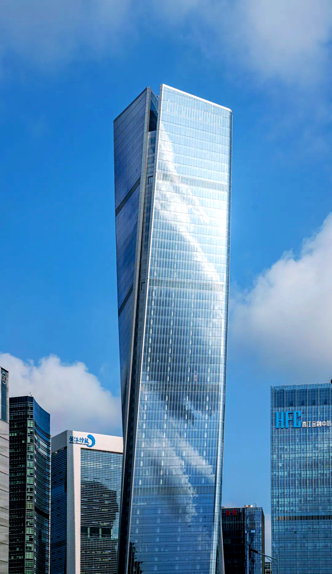 深圳前海世茂大厦:全球最高的扭转建筑之一