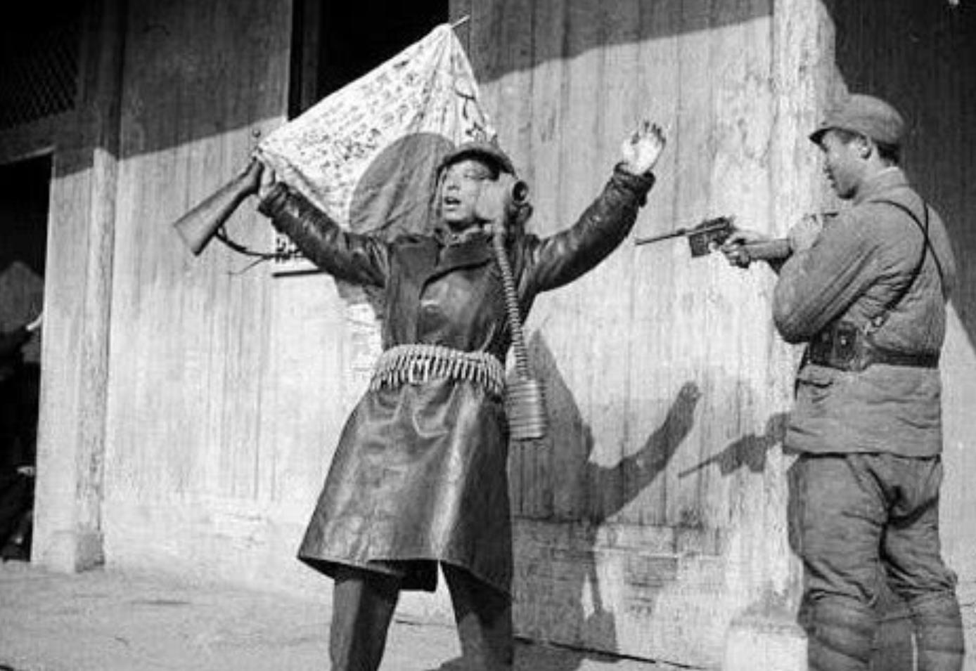 日军通信连长腹泻,躲庄稼地里方便,游击队拿枪顶头喊:举起手来