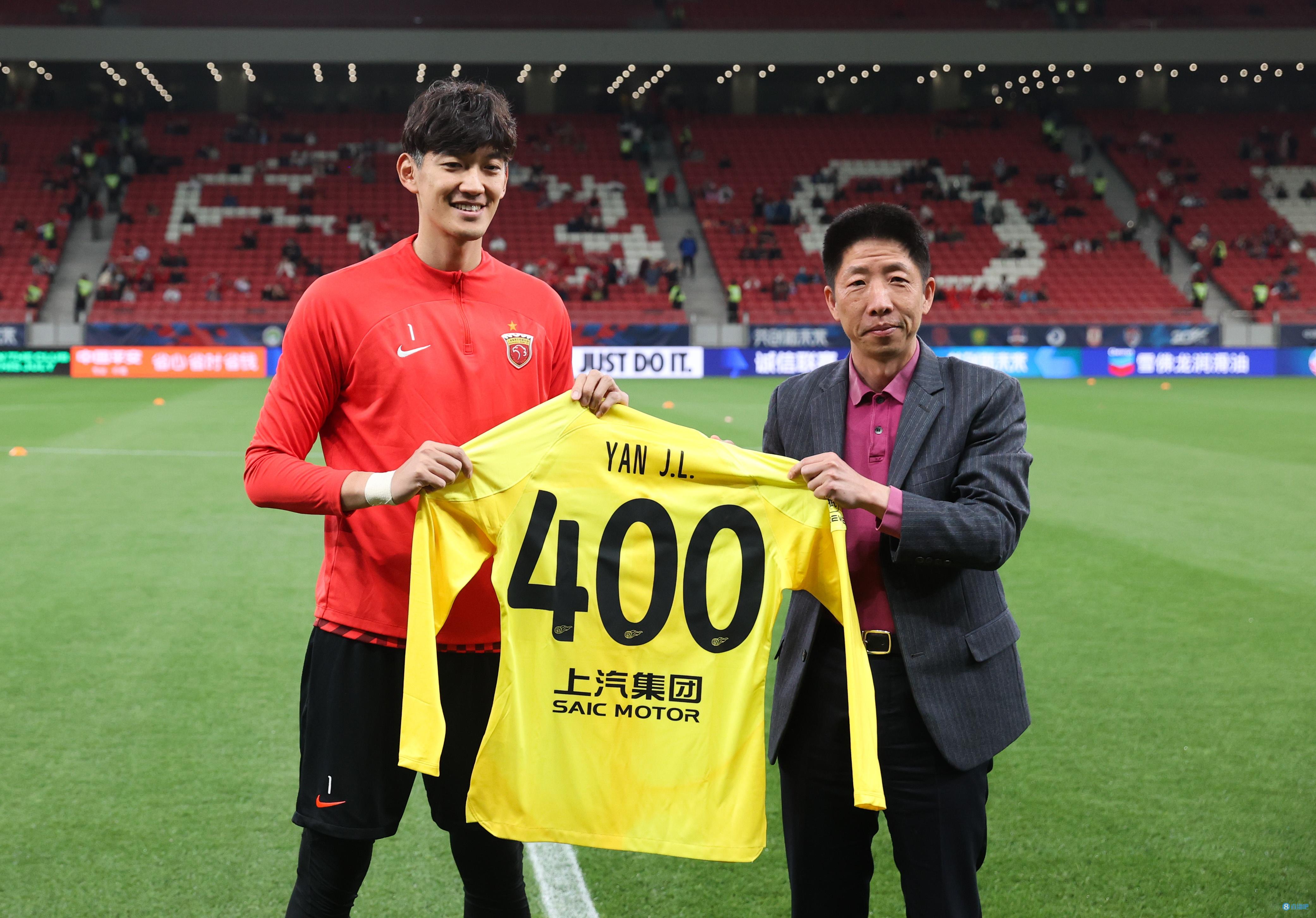 颜骏凌迎代表海港400场里程碑,从海港董事长手中接过纪念球服
