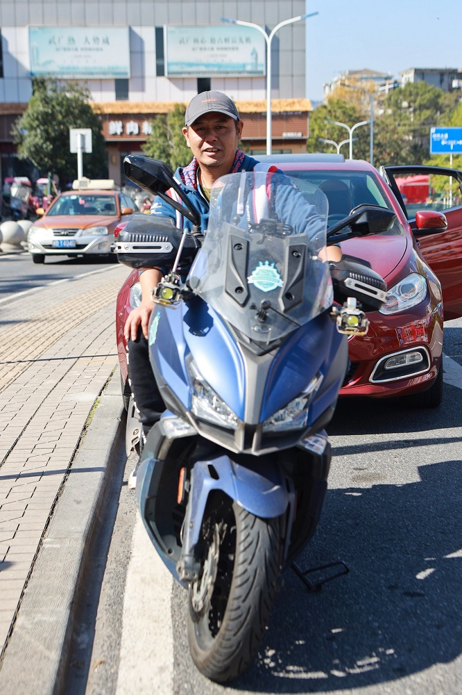 株洲大叔平安到家:开了七千公里面包车,又骑上心爱的摩托