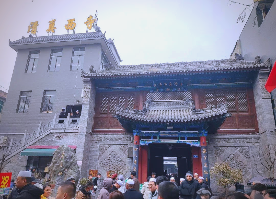 此外,洒金桥还藏匿着云居寺(西五台),清真古寺和清真西寺三座历史悠久