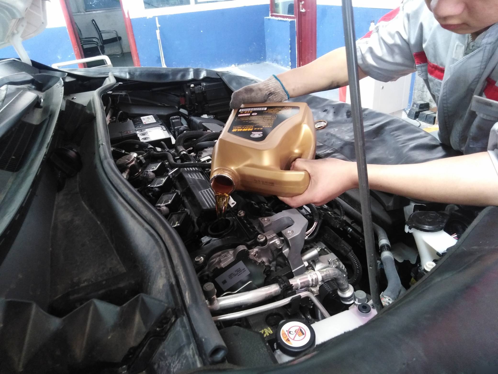 首先,更换机油及机油滤清器是必不可少的步骤,它们对于保证发动机的