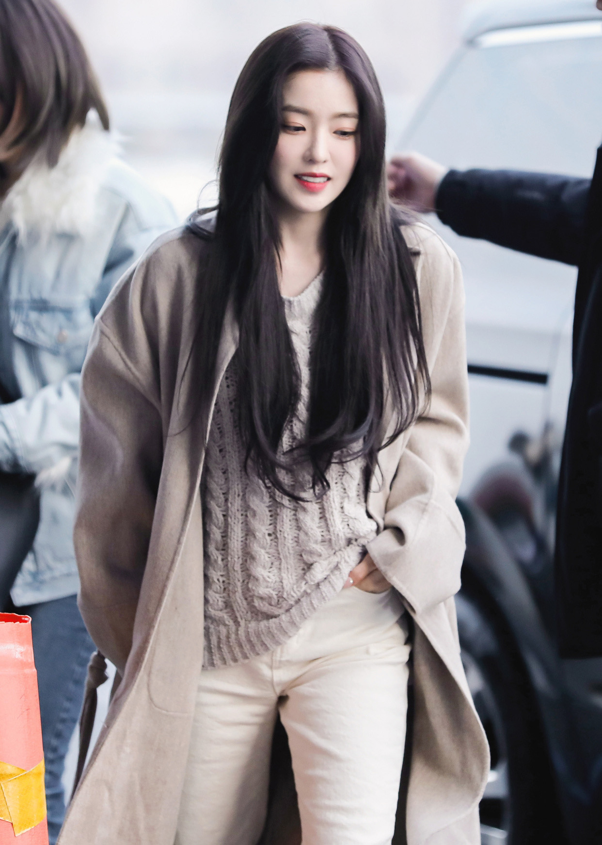 裴珠泫长得好还会穿,私服搭配简单有气质,靠气质撑起了整个造型