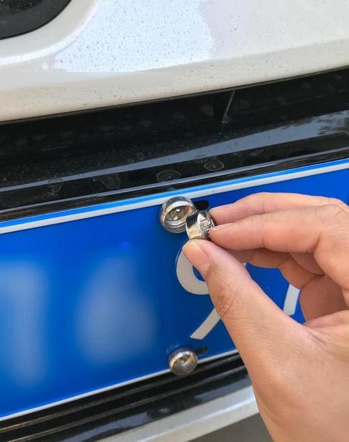 接下来,根据家用汽车安装孔与车牌固定封口之间的距离,适当调整车牌的