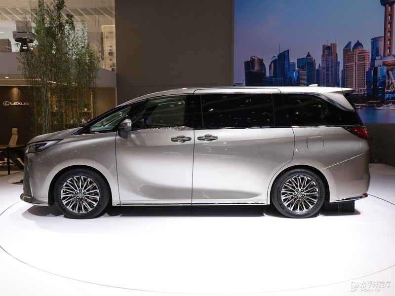 8月7日,全新一代雷克萨斯lm正式上市,共推出三款车型,并提供四座,六座