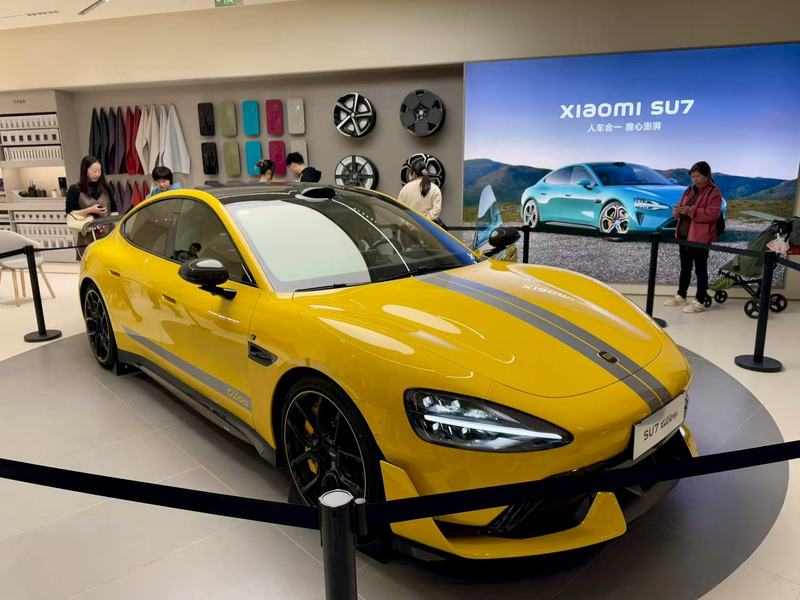 黄色跑车展示区，背景显示“Xiaomi SU7”车型介绍
