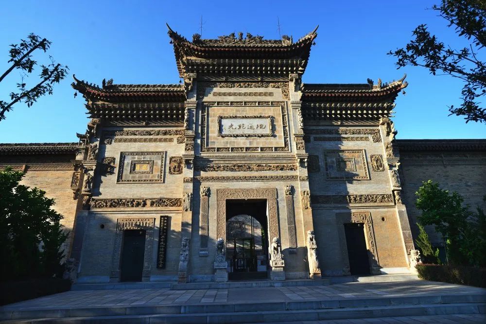 被誉为"民间故宫"的关中民俗艺术博物院, 以匠心布局,气势恢宏,雕梁