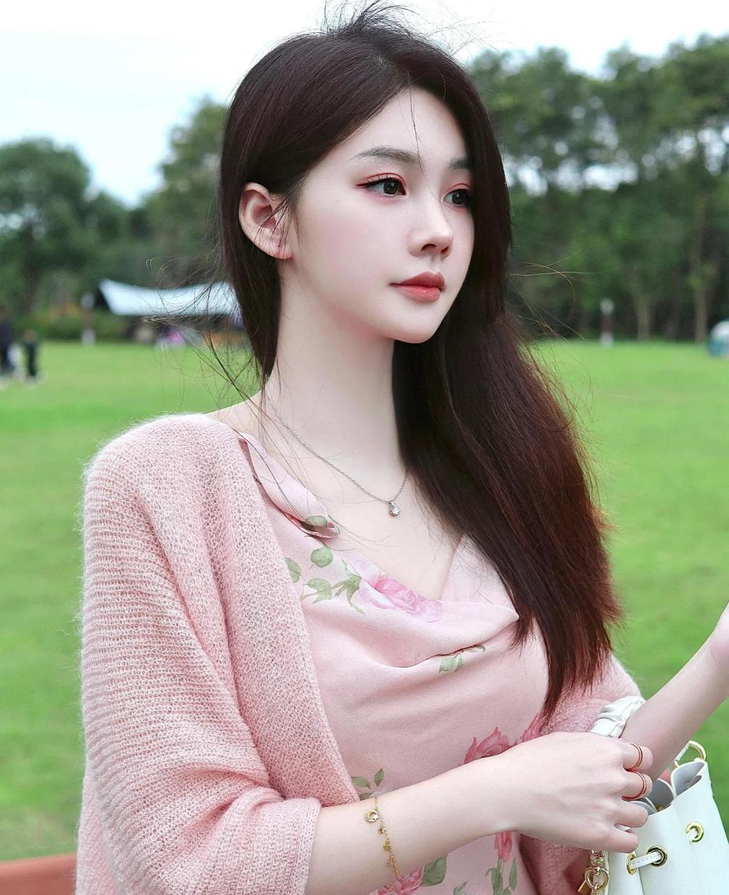 美眉美图# #美女图片欣赏# #美女美图秀# #美媚美图# #养眼美照分享