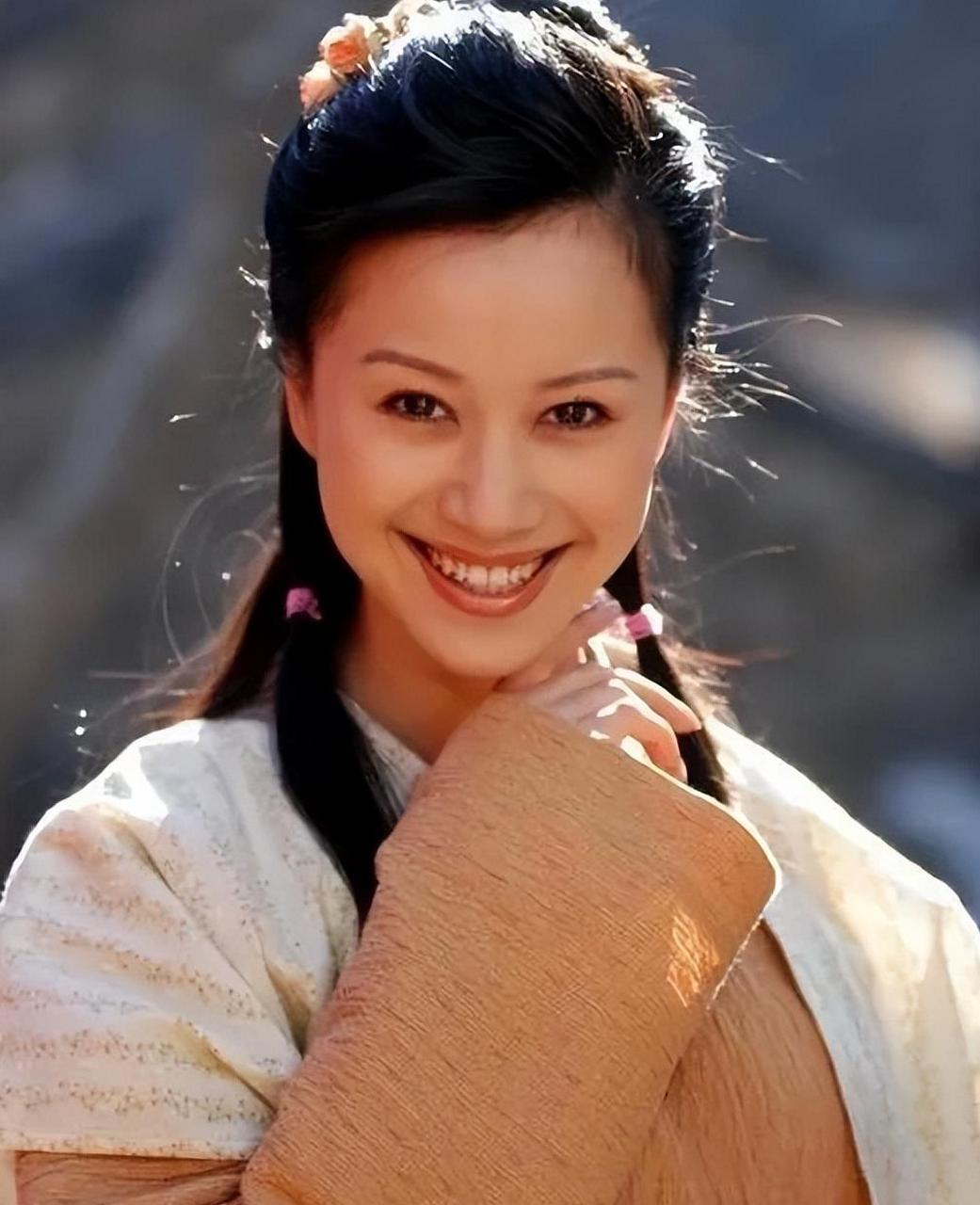 2009年,倪虹洁和富商老公结束了十年婚姻,独自带着儿子生活.