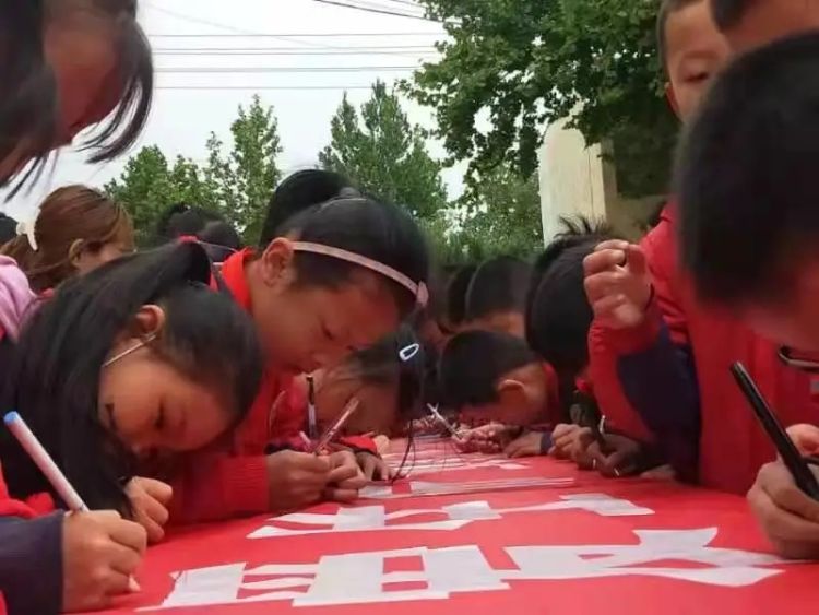 邹平市魏桥实验学校:师生共签名,同心防溺水
