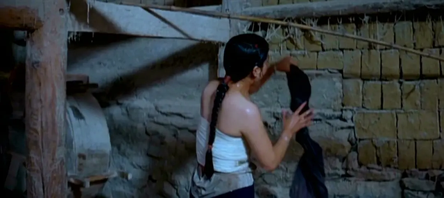 《湘女萧萧》:12岁少女嫁3岁男孩,借公鸡拜堂,童养媳结局如何