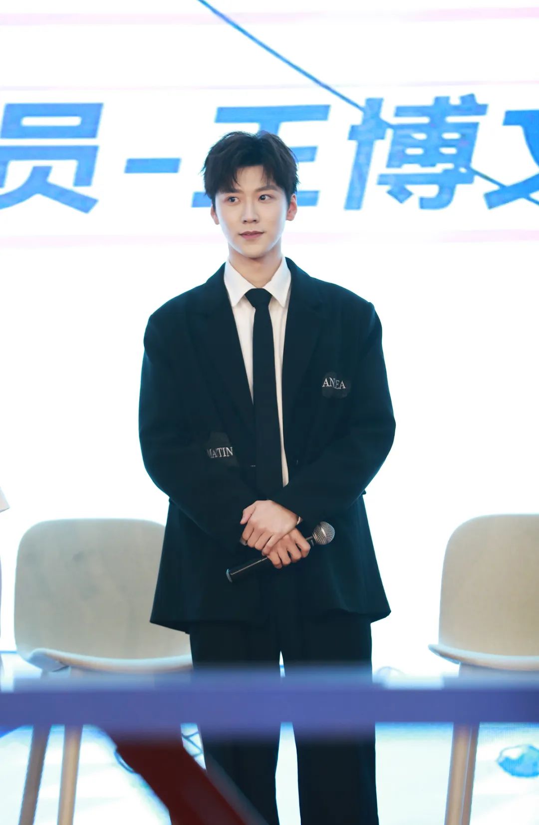 出生于辽宁省沈阳市,毕业于吉林大学,中国内地男歌手,演员,国家一级