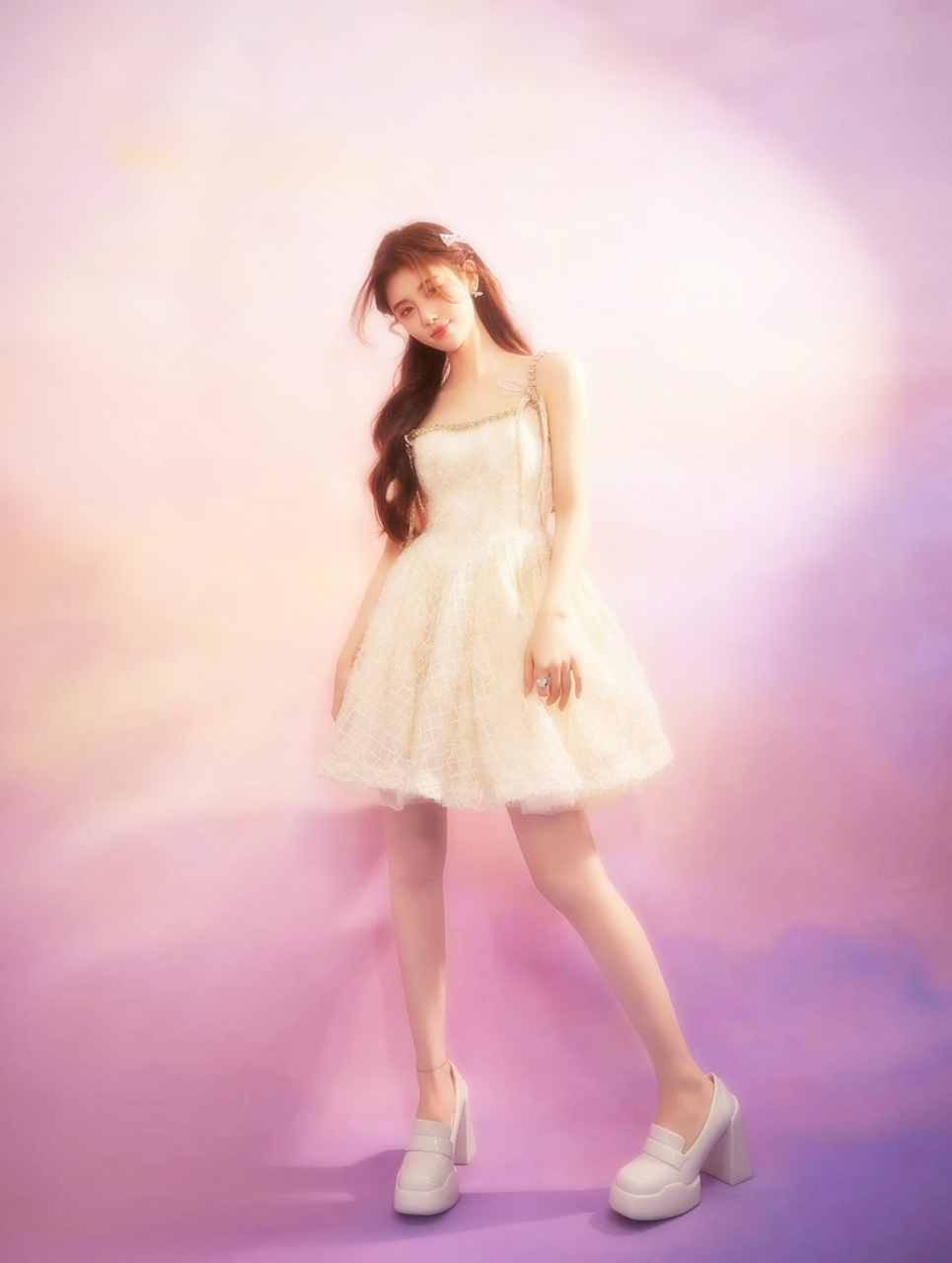 娱乐鞠婧祎仙女裙美腿  结尾