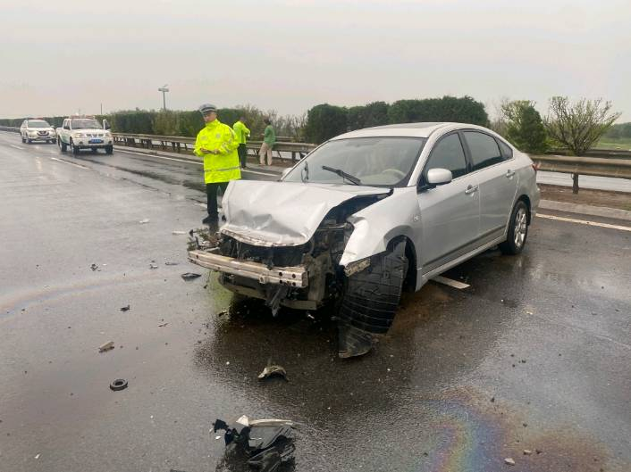 石某驾驶车牌号为鲁ep***6小型汽车,沿g18荣乌高速由西向东行驶至511