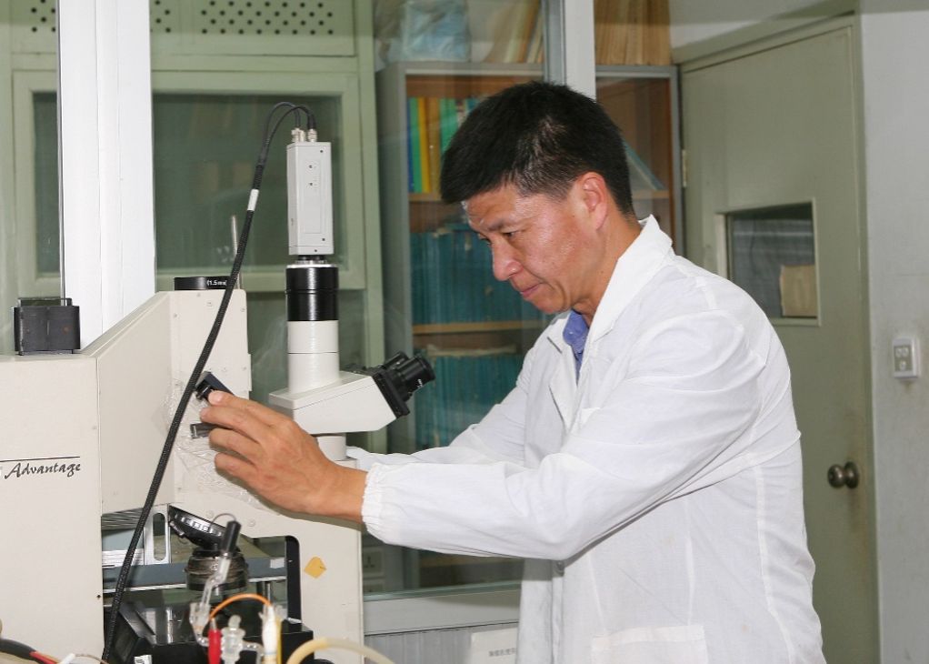 师者|孙世刚院士:年近古稀仍授课,"越是名教授越要上讲台"