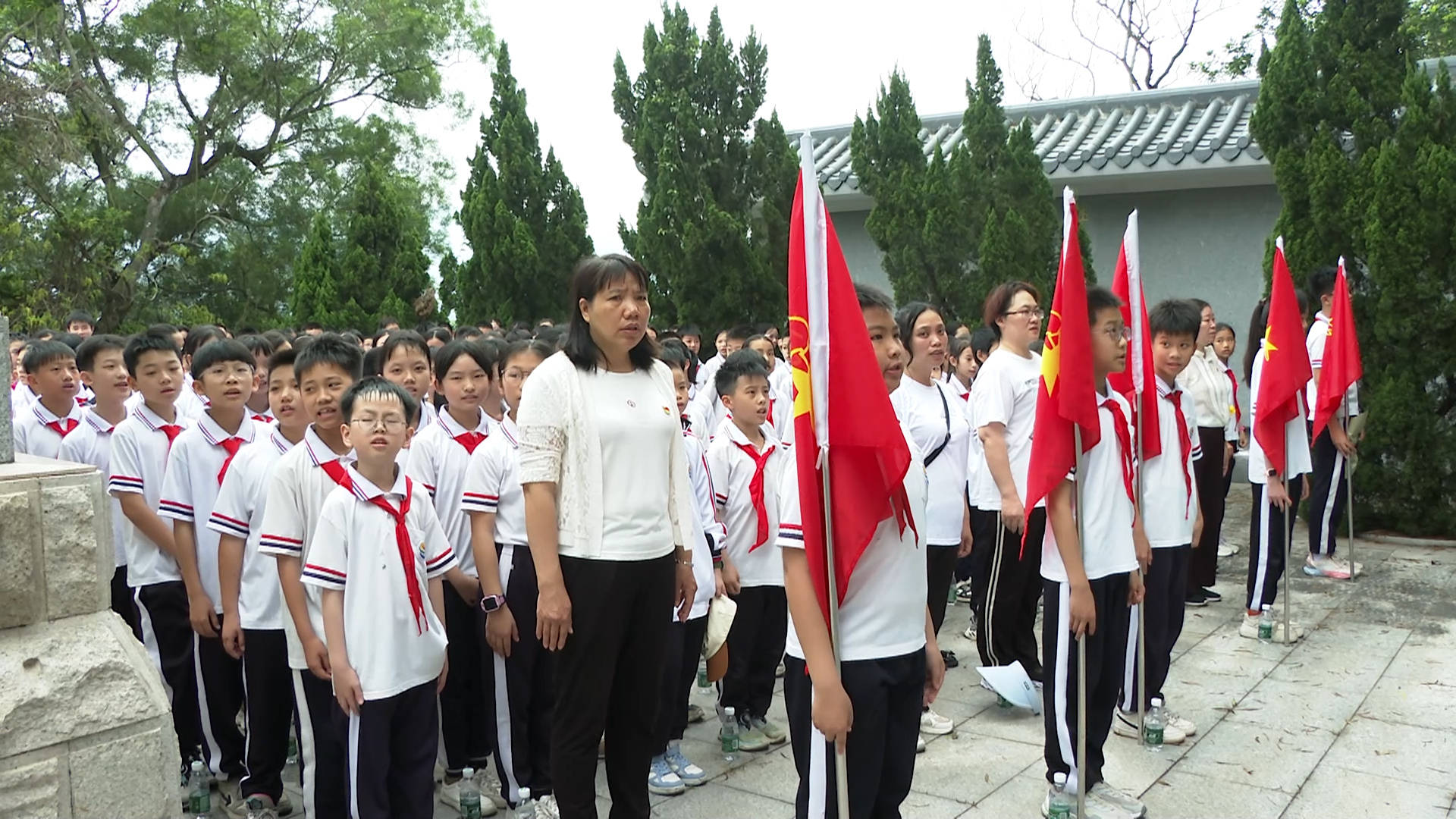 闸坡中心小学400多名师生祭扫革命烈士墓