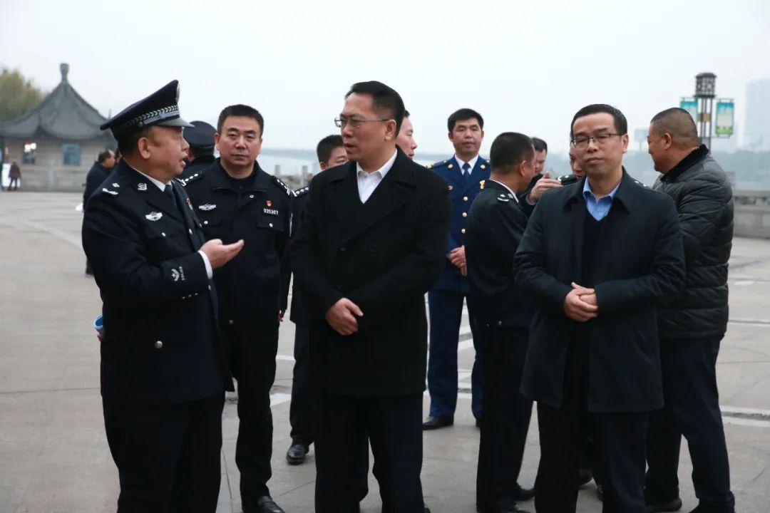 杨龙金看望慰问安保一线执勤民警