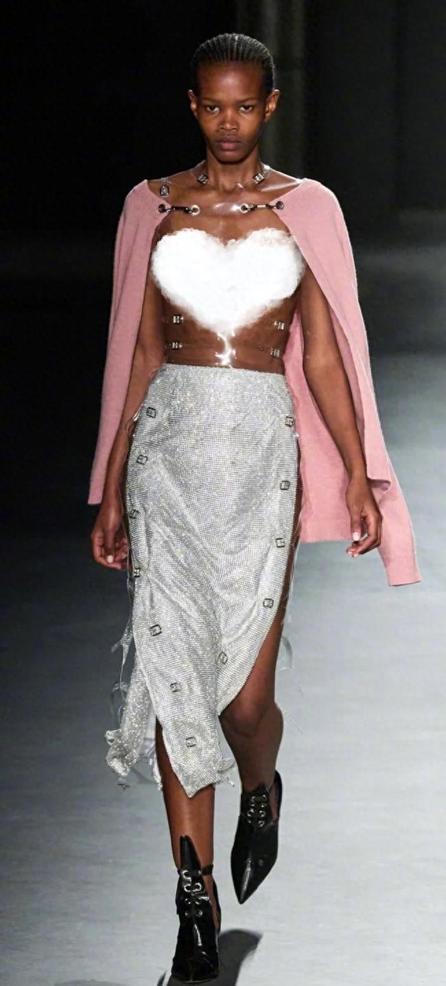 开裆裤,裸胸装,品牌高奢大秀一个比一个奇葩,暴露就是时尚?