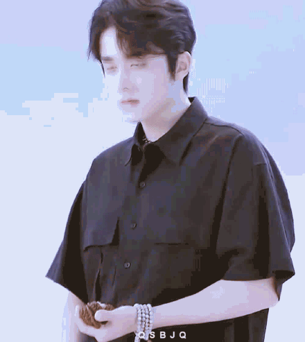 笑死!张新成机场"无实物盘核桃",画面逗趣十足