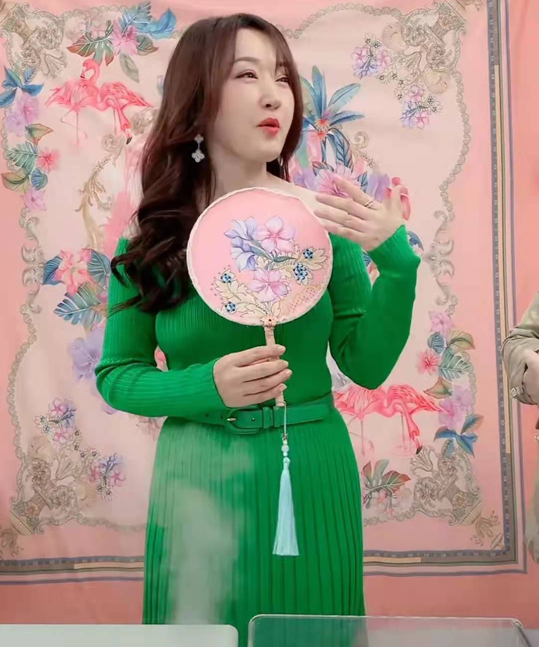 杨钰莹的直播造型火了,穿露肩长裙涂粉色唇彩,被指太招摇了