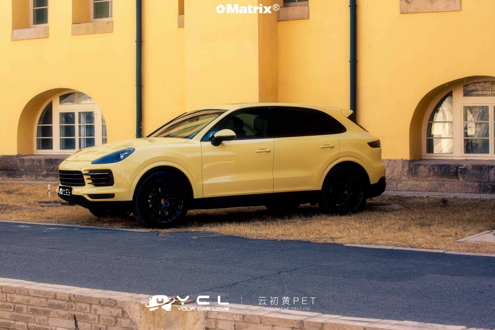 保时捷卡宴矩阵改色膜云初黄,充满活力的奶黄色温暖动人