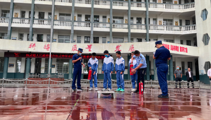 丹寨县政府专职消防队应邀到扬武中学开展消防安全知识讲座及现场灭火