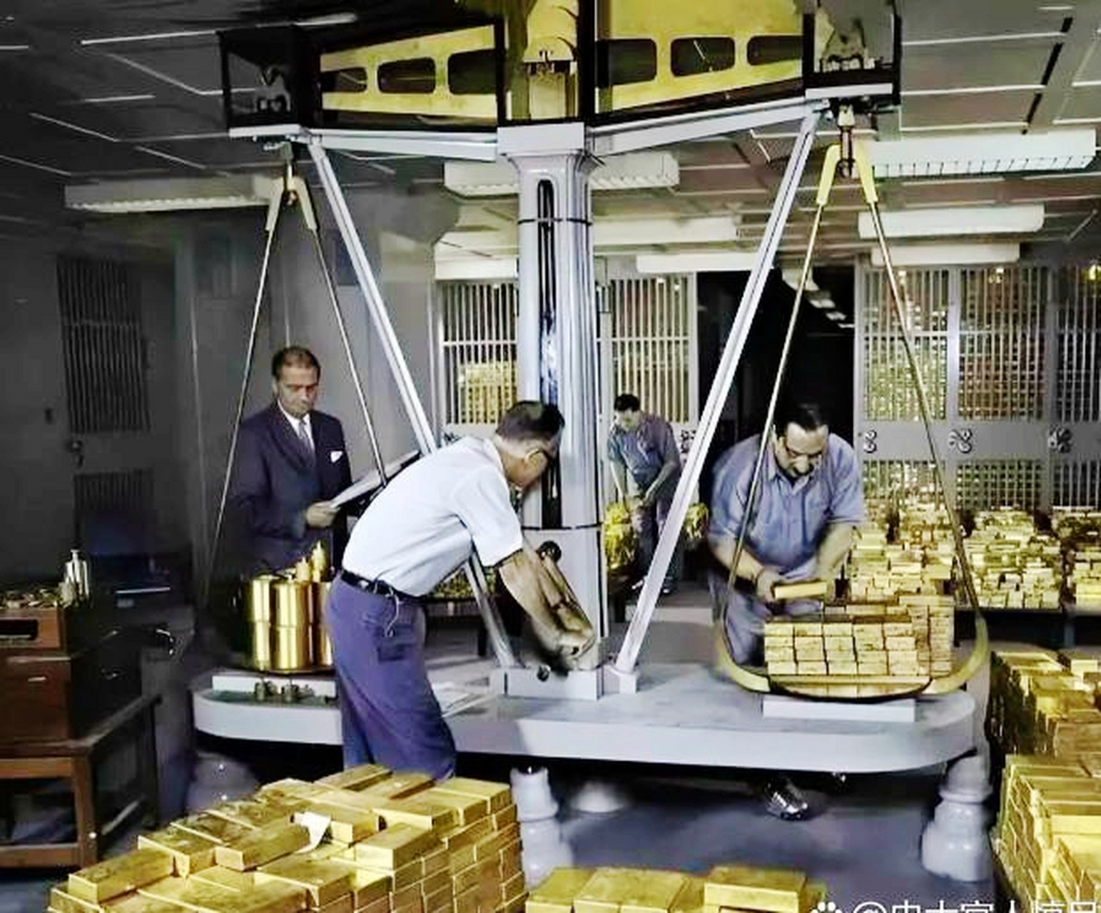 1956年纽约联邦储备银行地下金库照片,里面存放着大量黄金,银行员工