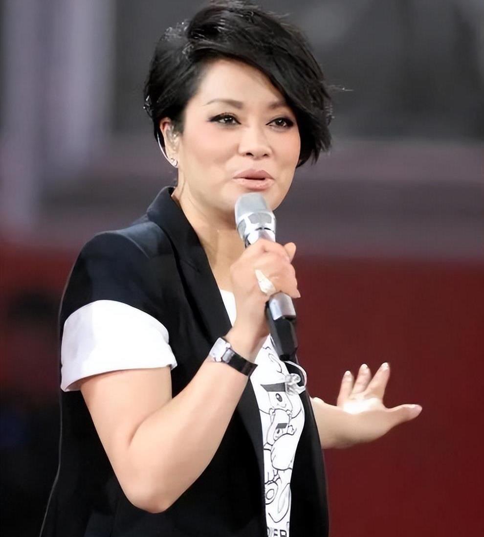 一代歌后力压韦唯毛阿敏,却被亲弟弟砸成脑震荡,沦为保姆谋生