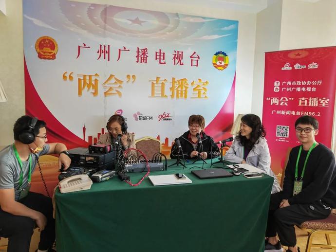 962"两会"直播室准备好了