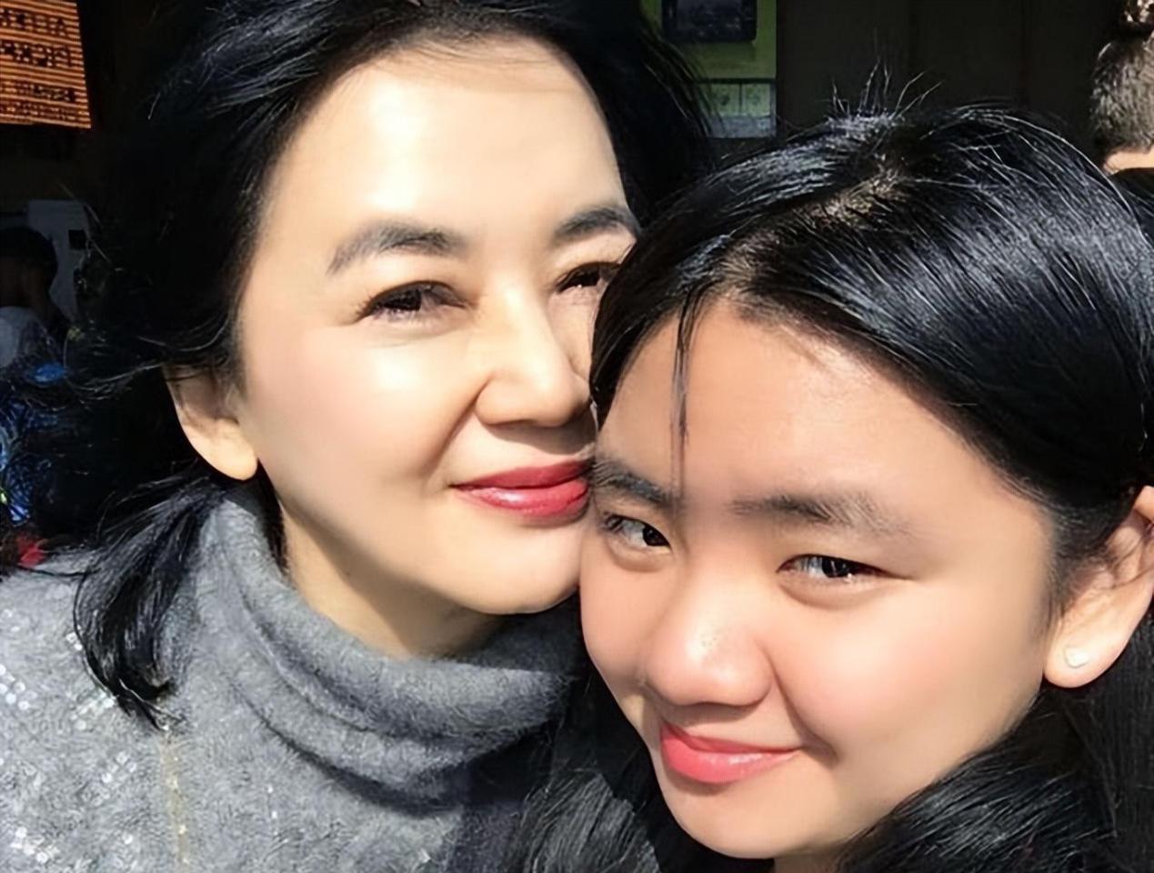 孙俪香港行!炎炎夏日凉鞋配长袜造型独特,胡慧中姨奶奶定居当地