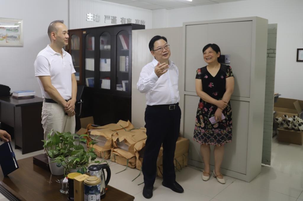 「图片新闻」党委书记康骞走访看望教职员工